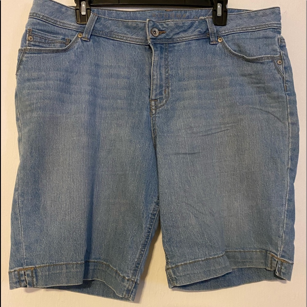 Woman’s Bermuda shorts